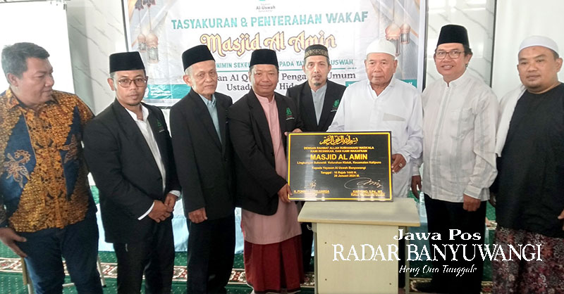 MENYERAHKAN WAKAF: H Ponimin (songkok putih) usai tanda tangan wakaf di atas prasasti disaksikan penceramah Andi Hidayat (kanan), Ketua Dewan Pendidikan H. Sulihtiyono, serta pengurus Yayasan Al Uswah