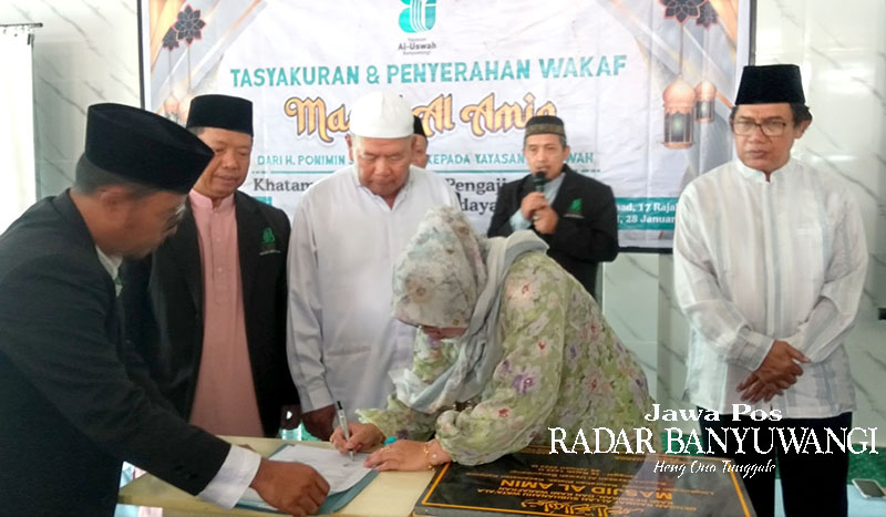 UNTUK GENERASI QURANI: Ny Hj Ponimin saat tanda tangan penyerahan wakaf masjid SDIT Al Uswah disaksikan suami H Ponimin, Ketua Dewan Pendidikan Sulihtiyono, dan pengurus Al Uswah, Minggu (28/1).