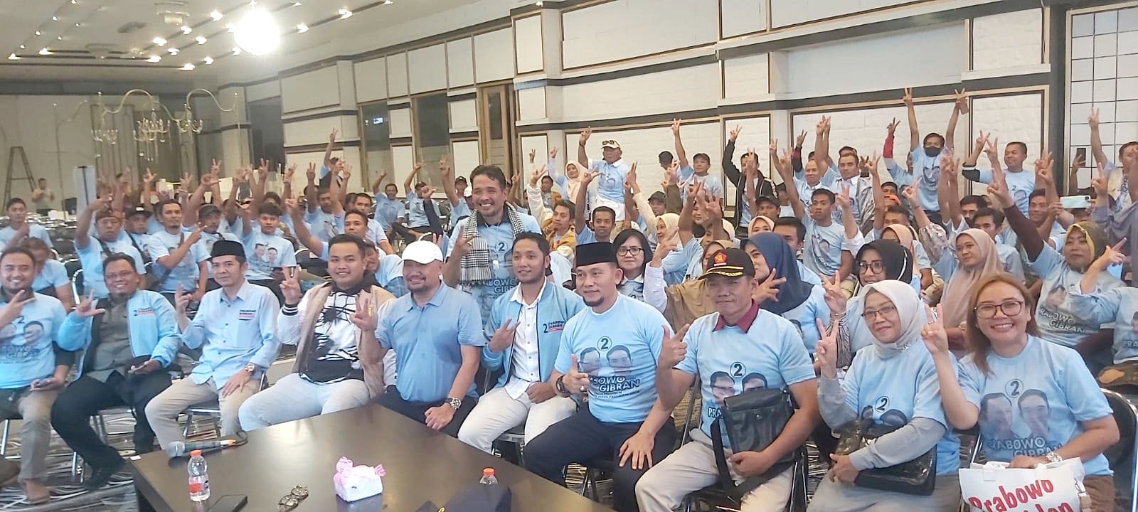 KERAHKAN PESERTA: Anggota DPR RI Sumail Abdullah bersama kader dan simpatisan Partai Gerindra ikut memobilisasi jalan sehat berhadiah dua unit mobil.