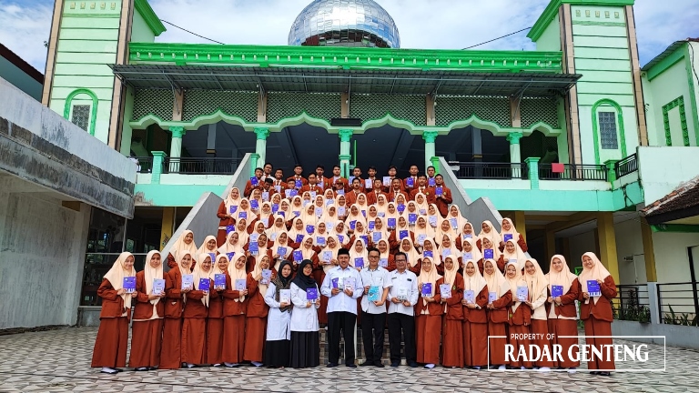PRESTASI: Kepala MAN 2 Banyuwangi Drs H Saeroji Mag MPdI (tengah) bersama para siswanya di depan masjid sekolah