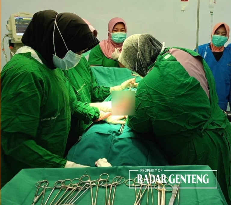 LEBIH NYAMAN: Tim Kartini yang semuanya perempuan saat memberi pelayanan pada pasien melahirkan di RSUD Genteng.