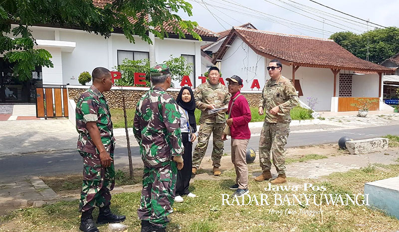 TINJAU LOKASI: Dua anggota US Army mengecek kondisi lapangan Penataban yang akan difungsikan sebagai helipad saat Latihan Gabungan Bersama (Latgabma) Garuda Shield bukan Agustus nanti.