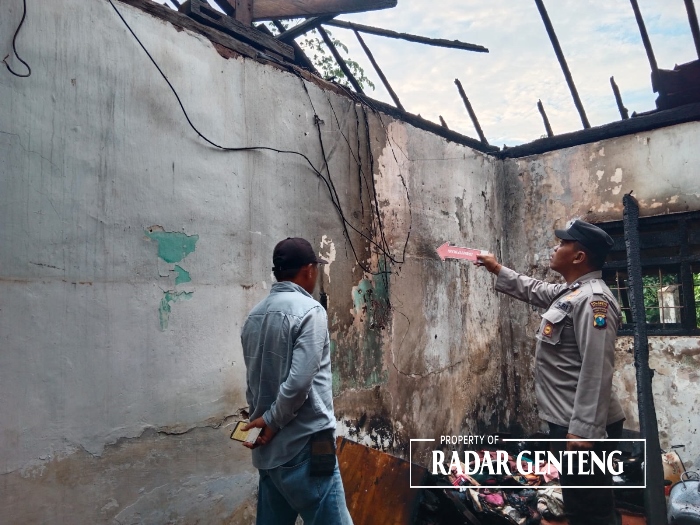 TERBAKAR: Petugas Polsek Tegaldlimo melakukan olah TKP di dapur rumah milik Ezza Maulana Firdauzi di Dusun Ringinasri, Desa Wringinpitu, Kecamatan Tegaldlimo pada Sabtu (27/1) pagi.