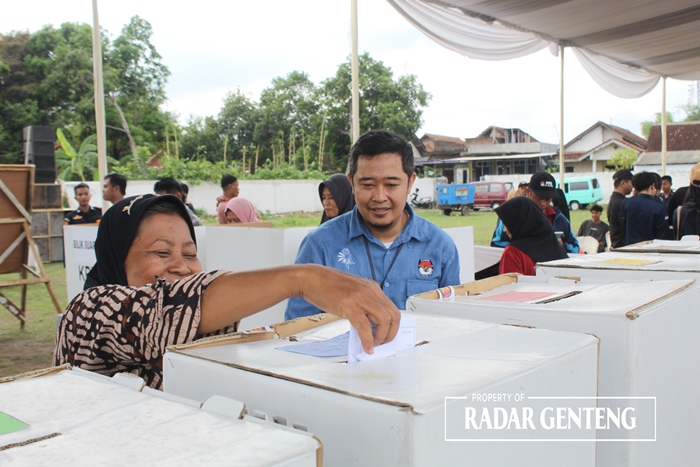 PERSIAPAN: Warga Desa Kebaman, Kecamatan Srono memasukkan kertas suara dalam simulasi Pemilu yang digelar KPU Banyuwangi di Lapangan Wirabumi Minggu (28/1).