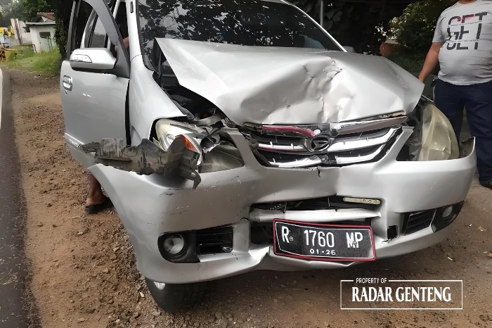 RINGSEK: Mobil Daihatsu Xenia rusak berat di bagian depan setelah adu moncong di jalan raya Dusun Jatisari, Desa Wringinagung, Kecamatan Gambiran pada Jumat (26/1) sore.
