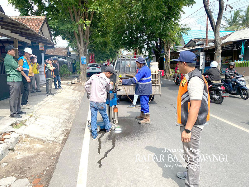 CEK LOKASI: Kegiatan tinjau lapang BPK Provinsi Jatim bersama Dinas PU CKPP di Jalan MH Thamrin, Banyuwangi, beberapa hari lalu.