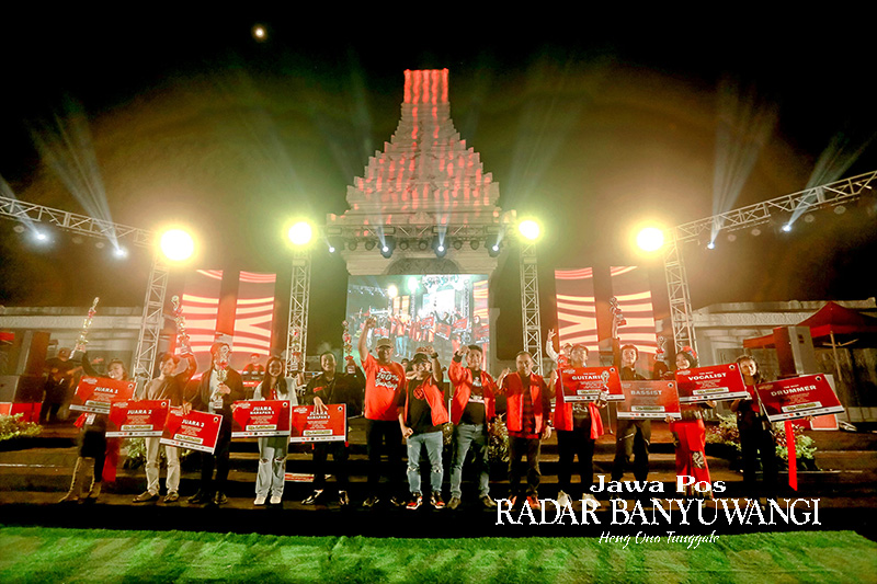 SANG JUARA: Pemenang Festival Band Kemenangan berfoto bersama Ketua DPC BMI Banyuwangi Yusi Teguh Arifianto, Ketua DPRD Banyuwangi I Made Cahyana Negara di Gesibu Blambangan, Minggu (28/1) malam.