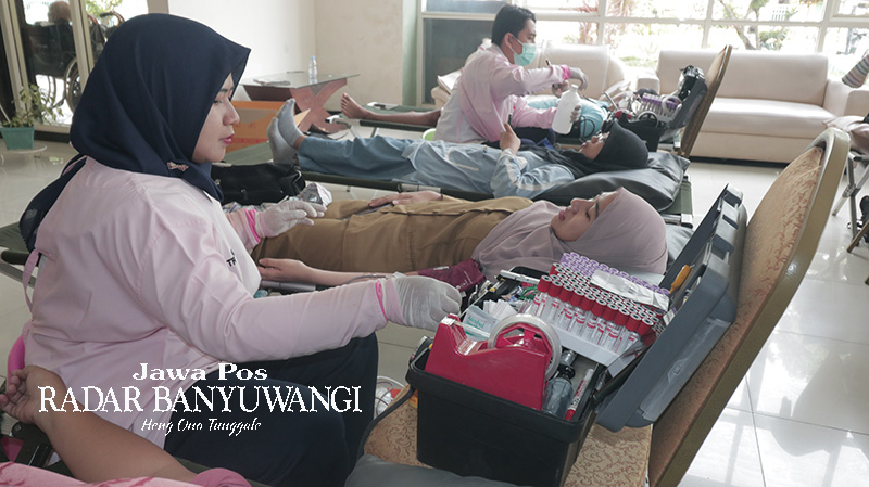 KEMANUSIAAN: Kegiatan donor darah yang dihelat KDDS Rumah Sakit Al Huda, Gambiran, Banyuwangi.
