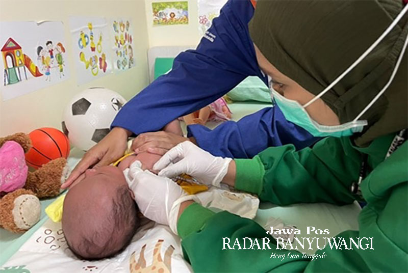 SEHAT: dr Evisina H Frans, Sp.A melakukan tindakan vaksinasi pada anak di Poli Spesialis Anak RSU Bhakti Husada Krikilan, Kecamatan Glenmore.