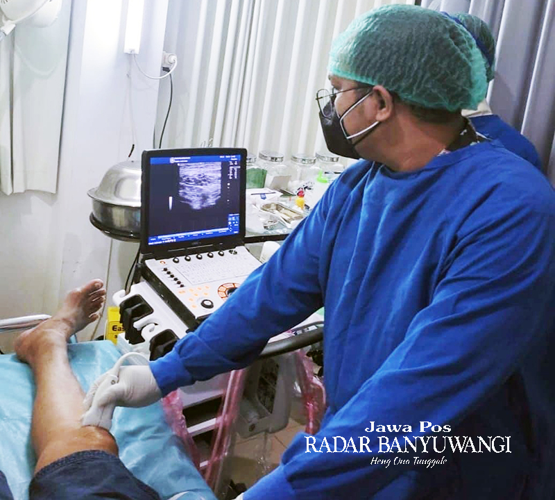 CEK TULANG: dr. Ananta Naufal Habibi SpOT memeriksa pasien di RSUD Blambangan Banyuwangi.