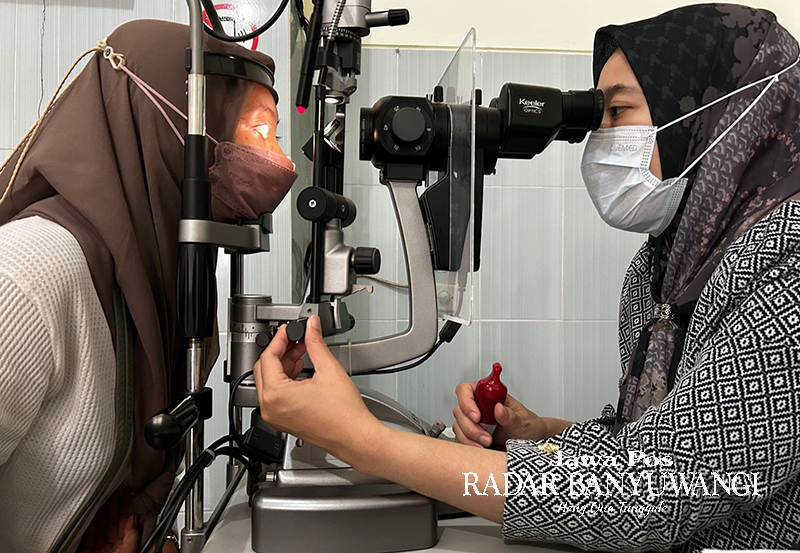 LAYANAN: dr Siswi Hapsari SpM memeriksa mata pasien di Poli Mata RSUD Genteng.