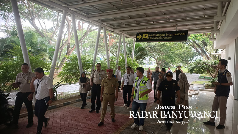 Asisten Perekonomian dan Pembangunan Pemkab Banyuwangi Dwi Yanto bersama EGM PT Angkasa Pura 2 Banyuwangi Johan Seno Acton meninjau terminal keberangkatan Bandara Banyuwangi, Selasa (30/1).