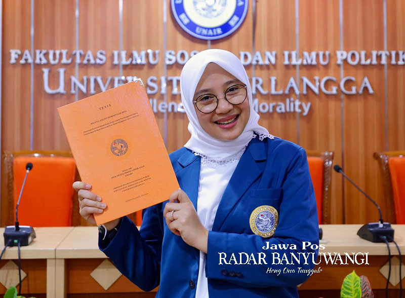 DINYATAKAN LULUS: Bupati Ipuk menunjukkan tesis tentang kapasitas kebijakan pemerintahan desa usai menjalani ujian di ruang 205, Gedung A Fakultas Ilmu Sosial dan Politik Unair