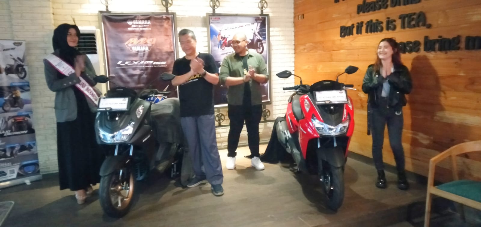 FITUR BARU: Branch Manager PT RSSM Jember Hariyanto Wijaya (dua dari kanan) saat melaunching Lexi LX 155 Jumat (2/2) di Excelso Jember.