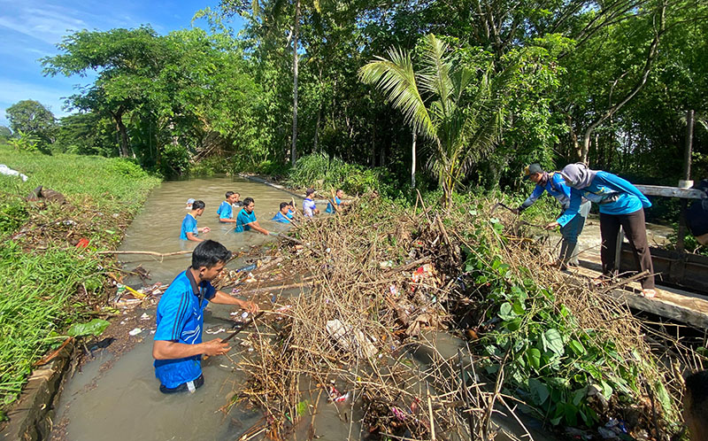 DEDY JUMHARDIYANTO/ RABA  GOTONG ROYONG: Petugas Korsda Rogojampi membersihkan aliran sungai Gotan, Desa Labanasem, Kecamatan Kabat, Banyuwangi