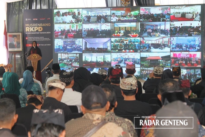 FOKUS SDM: Bupati Banyuwangi Ipuk Fiestiandani saat membuka Musrenbang RKPD di Kantor Kecamatan Tegaldlimo Kamis (1/2).