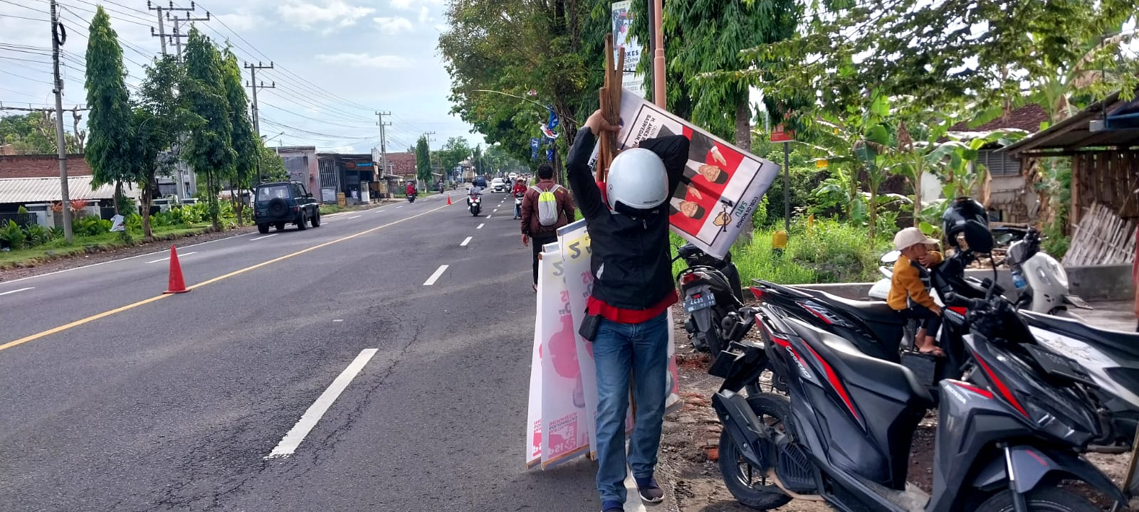 MELANGGAR: Panwascam Kabat bersama Satpol PP menertibkan APK melanggar di depan RS Fatimah Banyuwangi, (2/2)