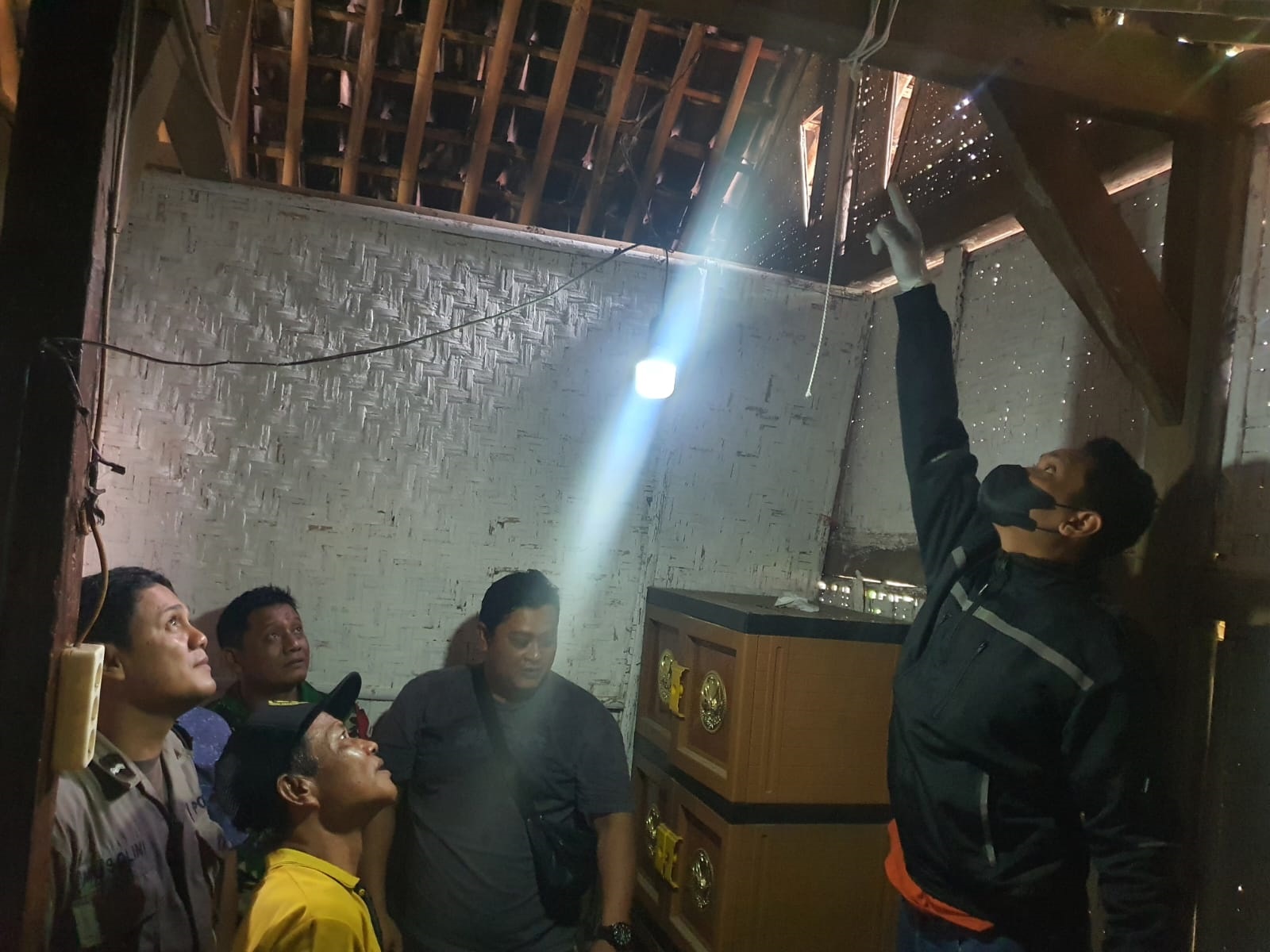 OLAH TKP: Anggota Polsek Genteng memeriksa lokasi gantung diri mahasiswa Poliwangi di Dusun Pandan, Desa Kembiritan, Kecamatan Genteng (2/2)