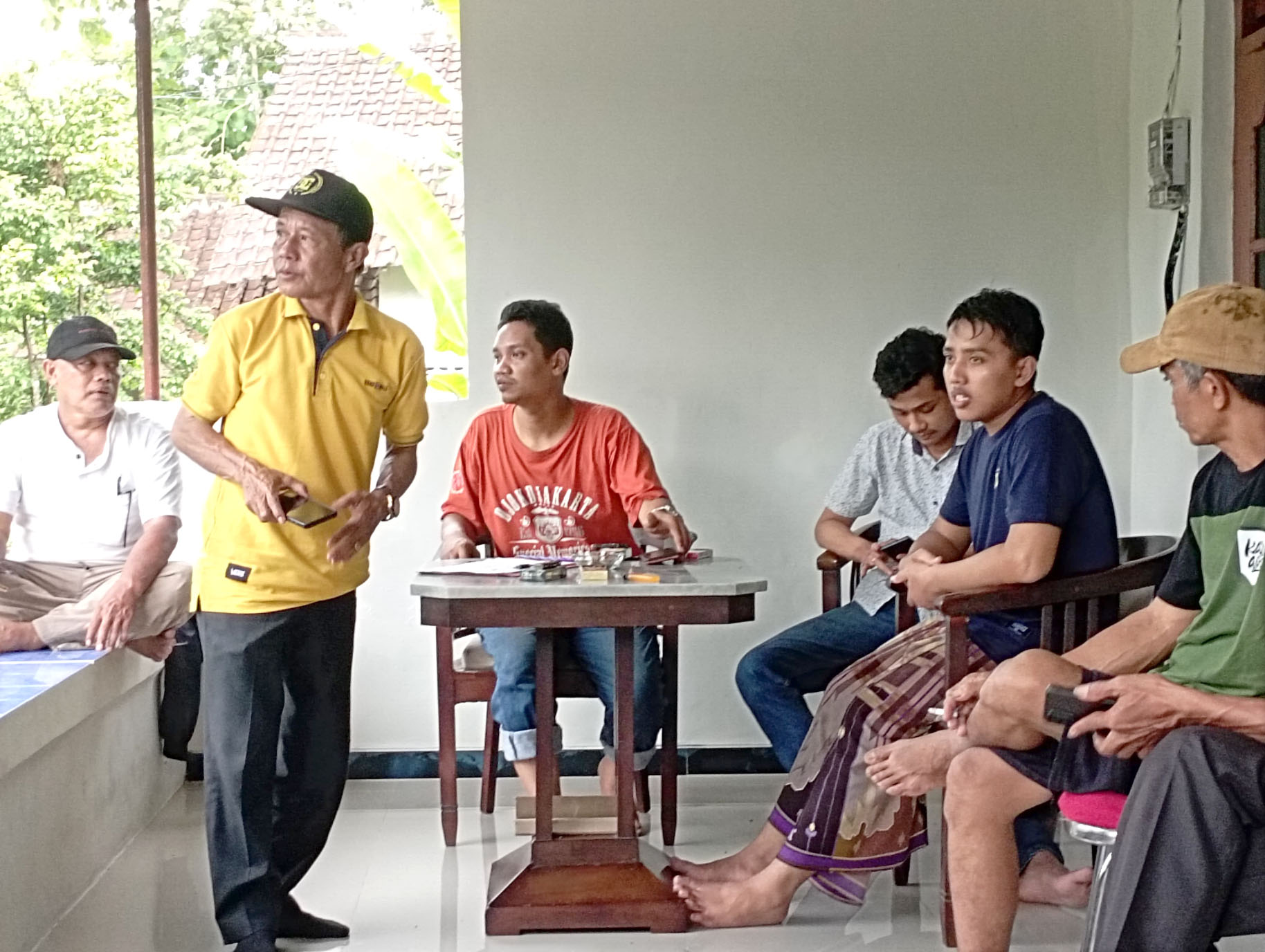 SEMPAT DEPRESI: Kakak korban M Yusuf (dua dari kanan) menceritakan kondisi adiknya yang gantung diri di kamarnya (2/2).