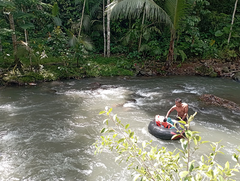 MULAI HUJAN: Pengelola wisata mengawasi pengunjung yang bermain di sekitar aliran Sungai Binau, Desa/Kecamatan Songgon (2/2).