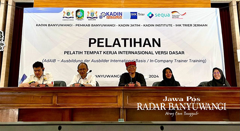 Ketua Kadin Bwi David Wijaya Tjoek, Ketua Jatim Adik Dwi Putranto, Asisten Perekonomian Pemkab Dwi Yanto, Plt Kadisnakertrans Perindustrian Sulistyowati, dan Kabid Dikmas Dispendik Nuriyatus Sholeha.