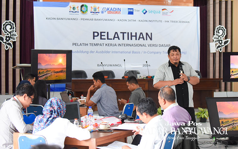 Senior Master Trainer In-Ct Training Kholiq memberikan materi Pelatihan Pelatih Tempat Kerja Internasional versi dasar (AdAIB) yang digelar mulai tanggal 1&ndash;7 Februari 2024 di aula Dispendik Banyuwangi