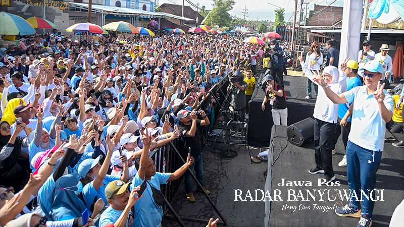 SALAM DUA JARI: Memperin Agus Gumiwang dan Gubernur Jatim Khofifah Indar Parawansa membakar semangat peserta jalan sehat.