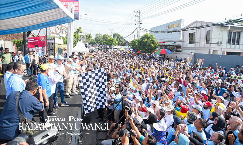 Menteri Perindustrian Agus Gumiwang Kartasasmita didampingi Gubernur Jatim Khofifah Indar Parawansa dan Bang Hasyim memberangkatkan peserta jalan sehat di SIIP Hall Giri, Banyuwangi, Minggu (4/2)