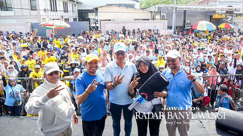 HADIAH UTAMA: Yuli Setiawati asal Wongsorejo memenangkan hadiah utama mobil listrik jalan sehat Bang Hasyim.