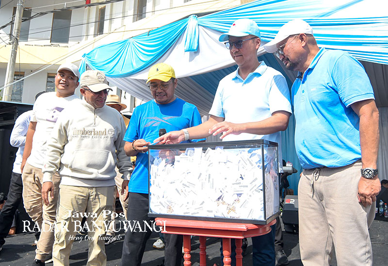 AMBIL KUPON: Menperin Agus Gumiwang didampingi Bang Hasyim, anggota DPR RI Sumail Abdullah, dan Sekjen Projo Handoko mengundi hadiah utama mobil.