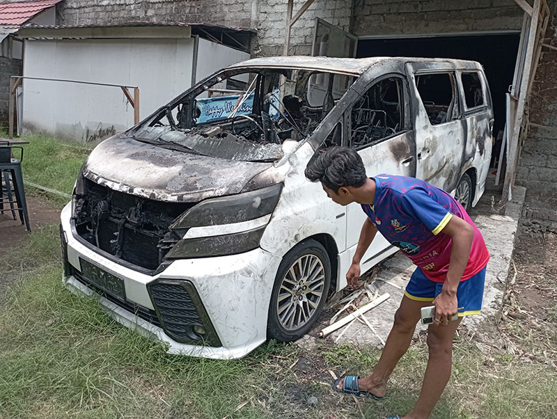 HANGUS: Mobil Toyota Alphard milik Ainur Rofik Wandra Resturiyan yang terbakar di Dusun Cempokosari, Desa Sarimulyo, Kecamatan Cluring pada Jumat (2/2) malam.