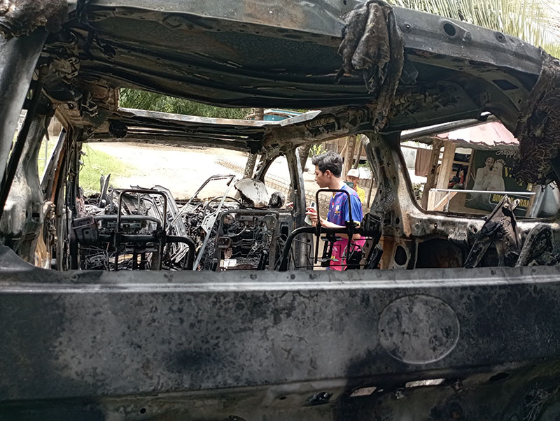 HANGUS : Kondisi mobil milik Wandra yang sebagian besar sudah hangus