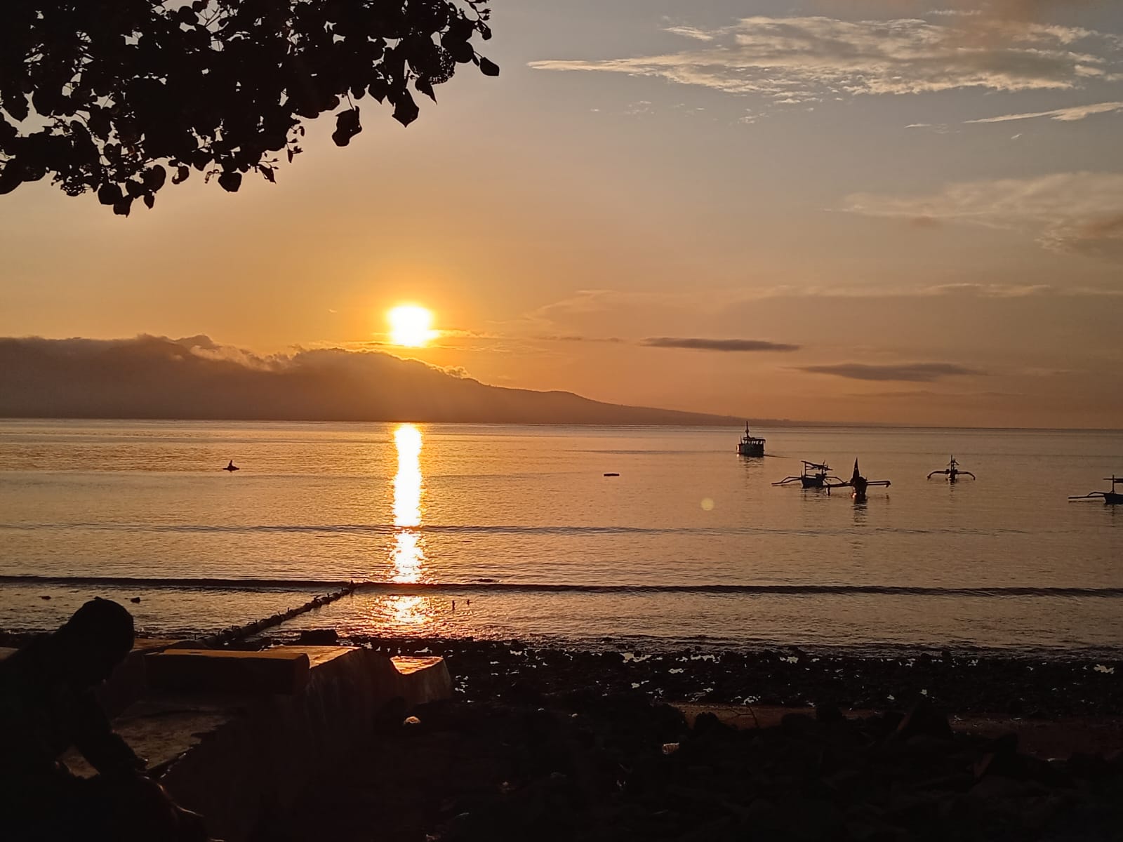 Matahari terbit yang indah bisa dinikmati di Pantai Tanjung, Banyuwangi.