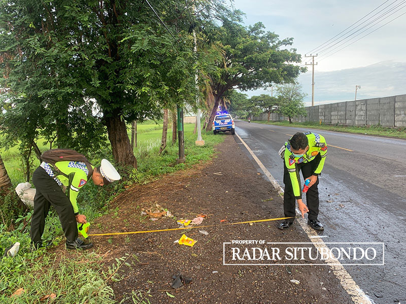 LOKASI LAKA: Anggota Kanitlaka Polres Situbondo, mengukur TKP kecelakaan di Jalan Raya Desa Sletreng, Kecamatan Kapongan, Selasa (6/2).