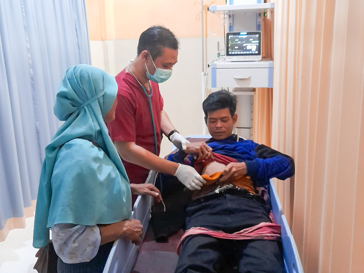 SIAP OPERASI : Budi saat menjalani perawatan di RSUD Blambangan untuk perkembangan operasi pembuatan anus pada tubuhnya.