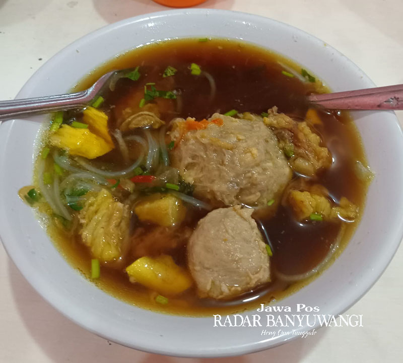 Baksonya disajikan dengan daging tetelan yang lumayan banyak.