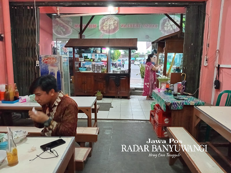Warung bakso tetelan depan Terminal Jajag jadi jujugan transit penumpang bus.