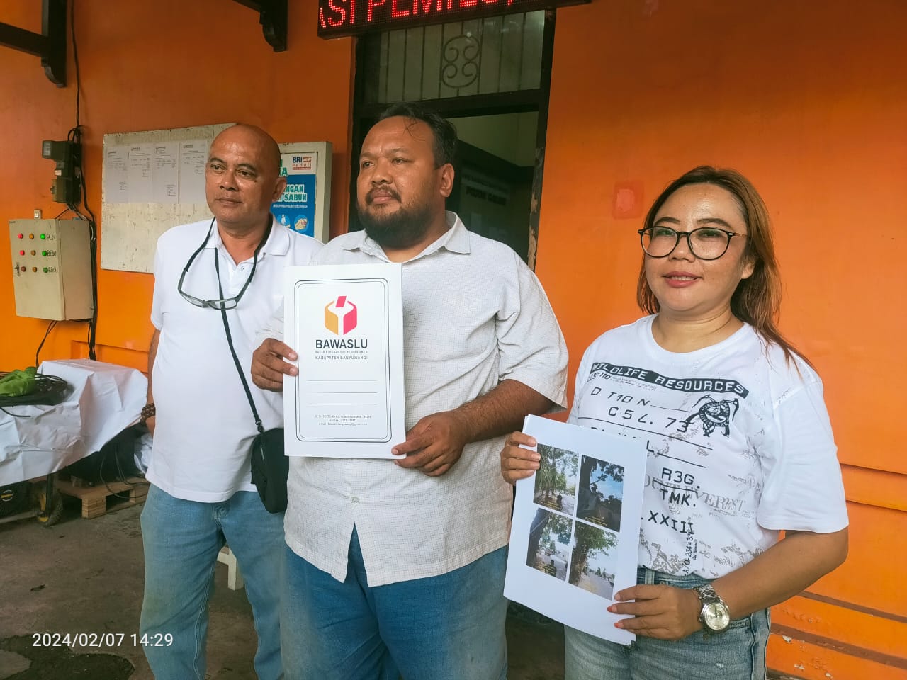 LAPORAN : Tim kuasa hukum Sumail usai mendatangi Bawaslu Banyuwangi