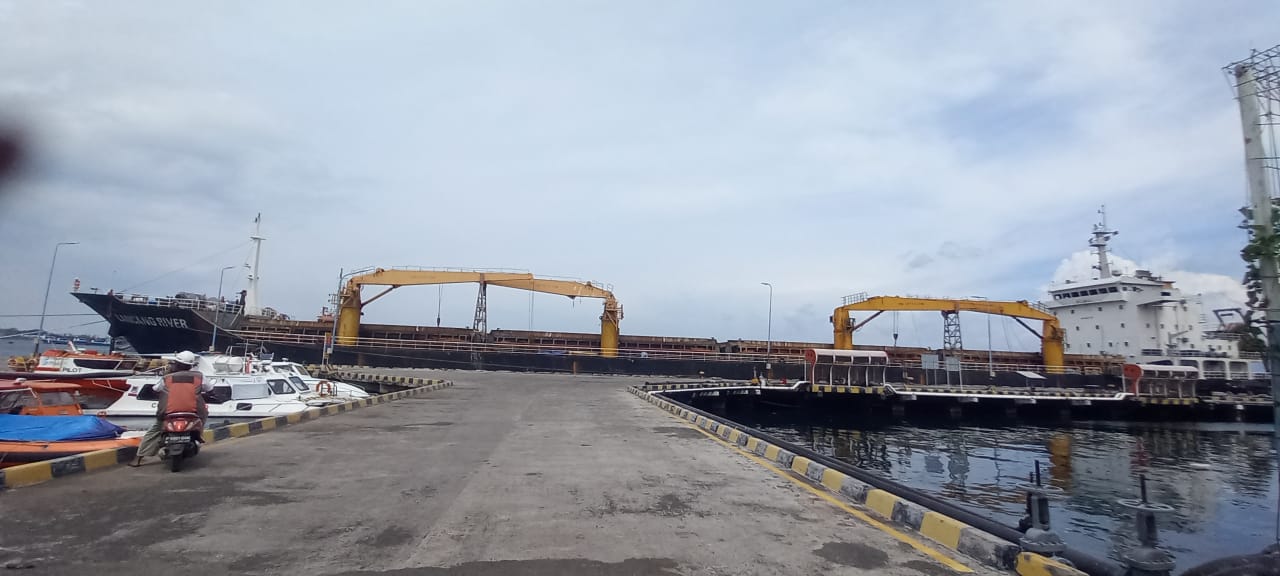 TAMBAHAN LOGISTIK: Kapal MV Lancang River yang mengangkut 15 ribu ton beras bersandar di Pelabuhan Tanjungwangi, Rabu (7/2).