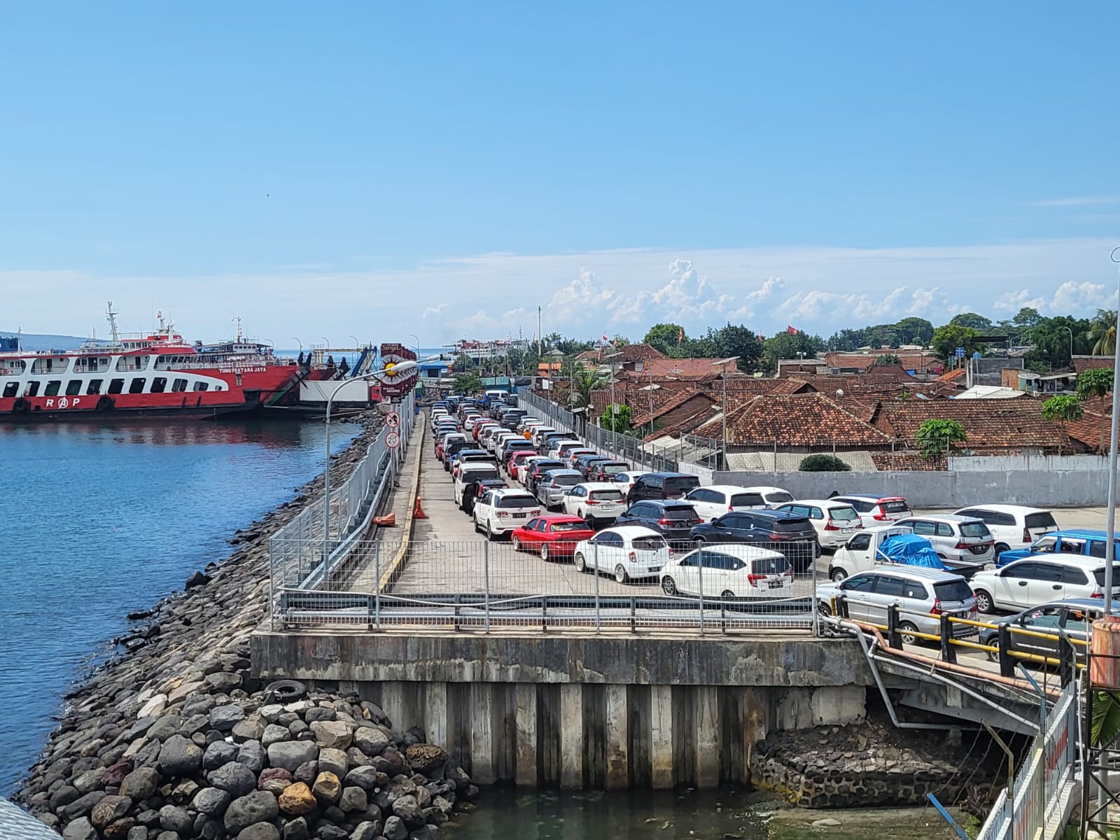SIAP NYEBERANG: Suasana kepadatan kendaraan menuju jembatan MB4 ASDP Ketapang Banyuwangi
