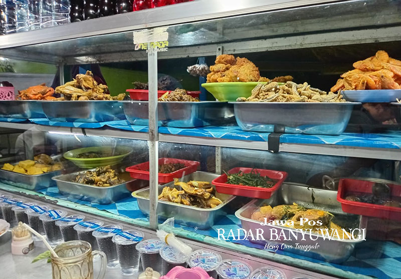 Aneka menu makanan menggugah selera disajikan dalam keadaan hangat.