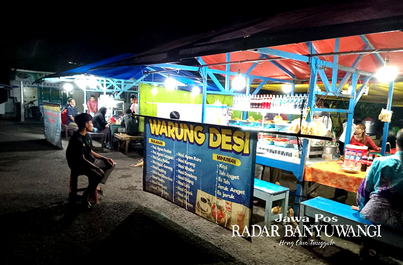 Deretan warung tenda di Terminal Jajag ini buka hingga dini hari.