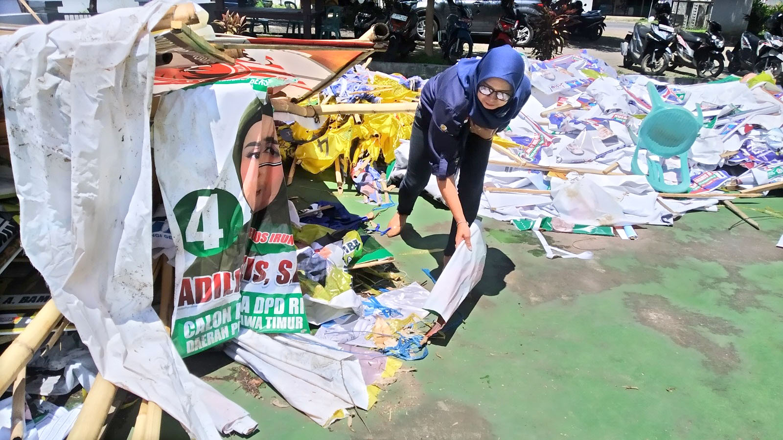 BERTUMPUK: Anggota Panwascam Genteng merapikan tumpukan APK hasil penertiban di kantor Kecamatan Genteng, (9/2).