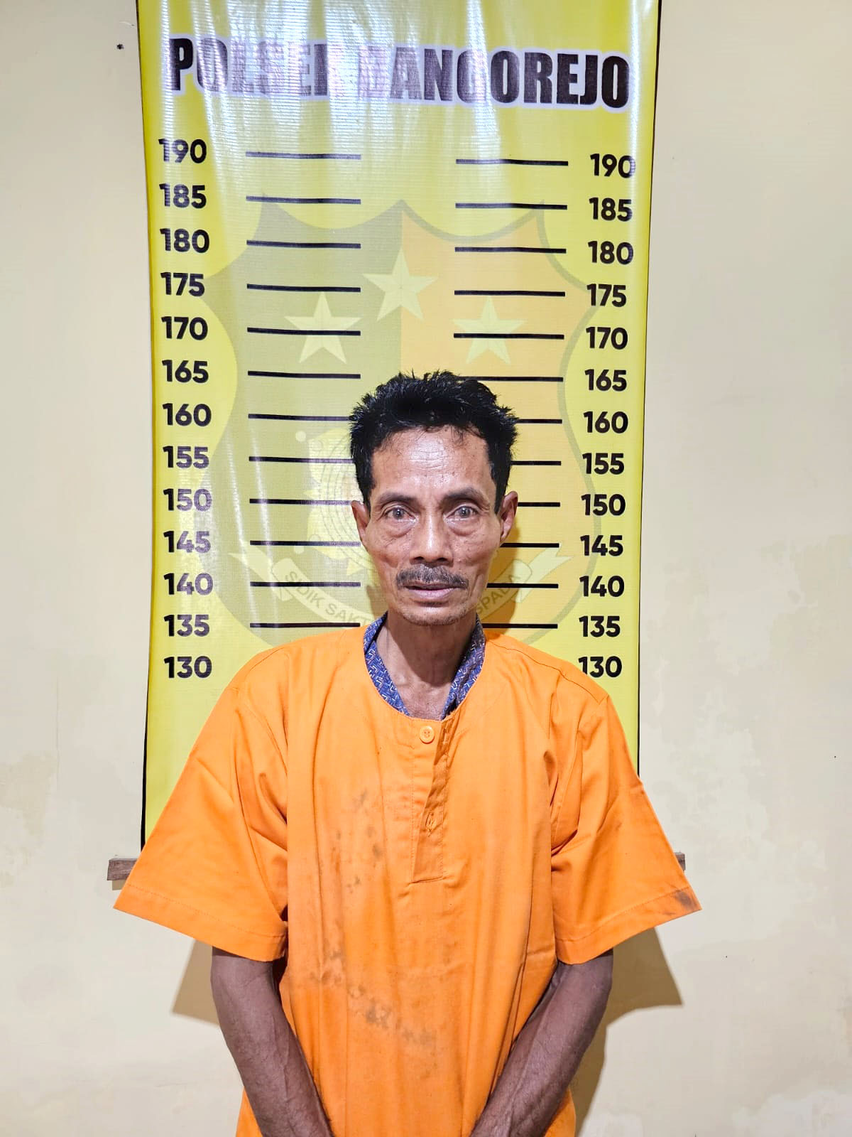 BARANG BUKTI: Sejumlah perhiasan emas palsu dari Sundakir diamankan penyidik Polsek Bangorejo kemarin (9/2).