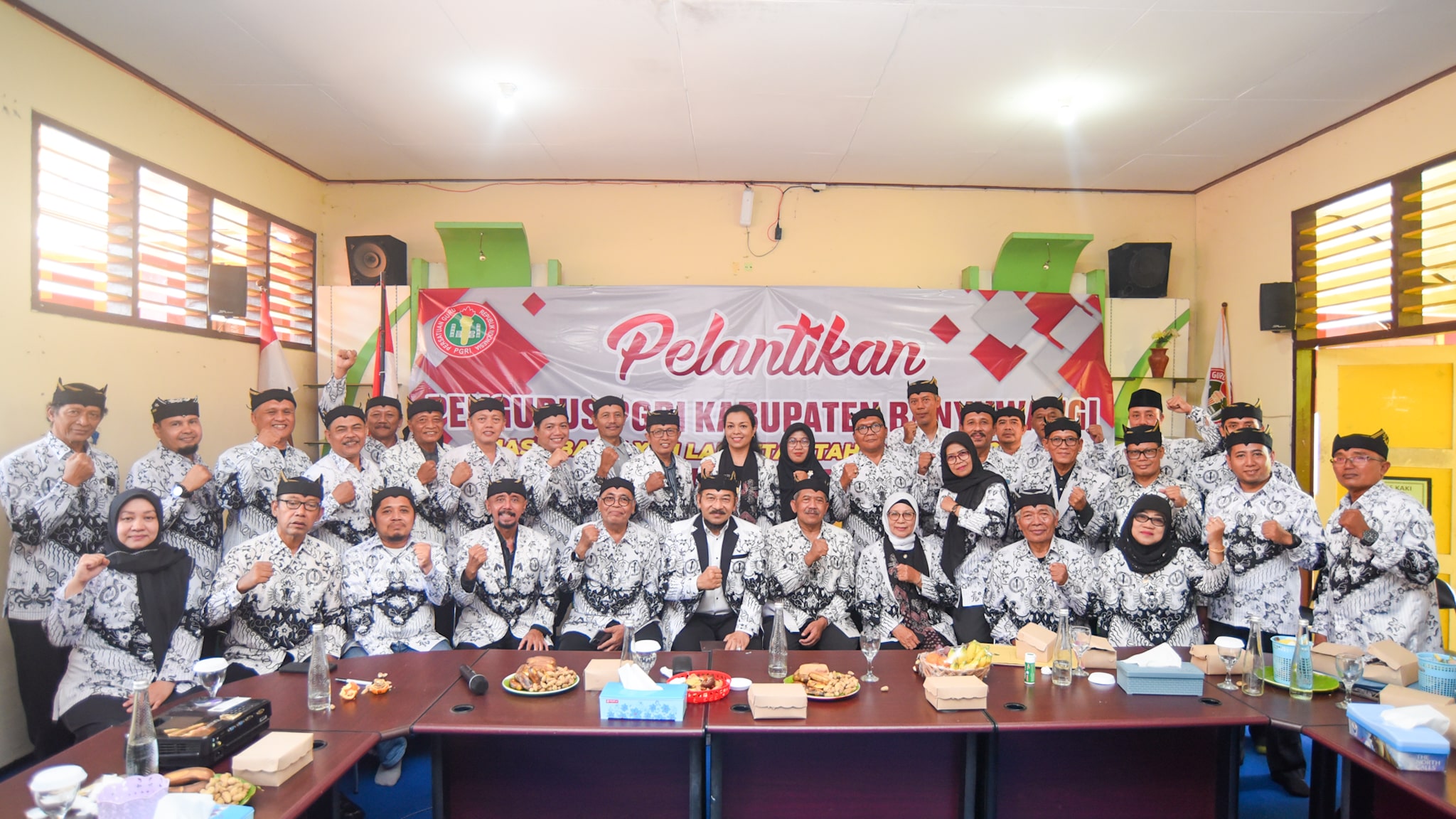 KOMPAK: Para pengurus dan anggota PGRI Banyuwangi foto bareng Ketua PGRI Jatim Joko Adi Waluyo (duduk, enam dari kiri) usai pelantikan ketua pengurus PGRI Banyuwangi.