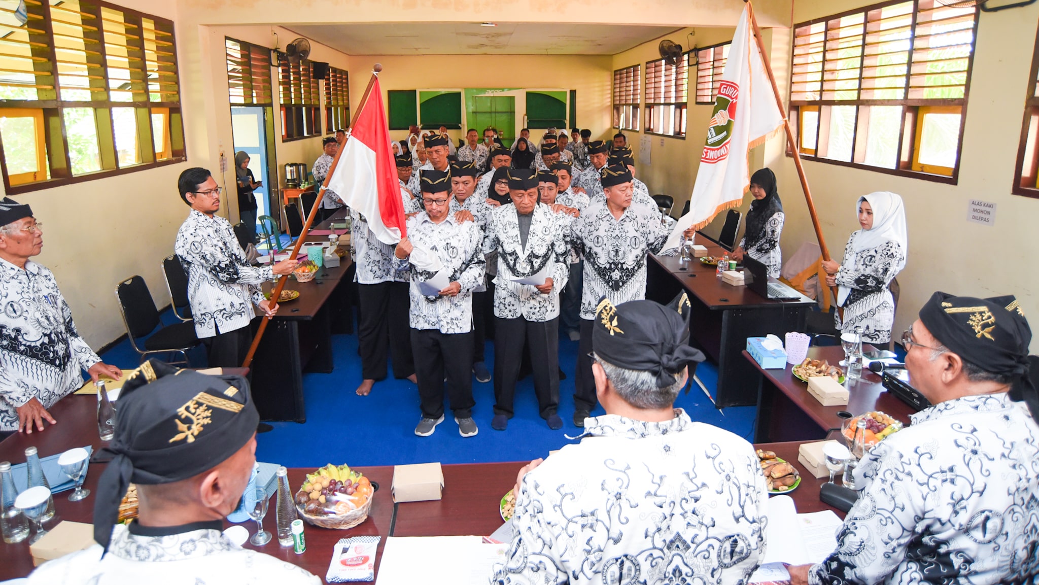 PROSESI SAKRAL: Ketua PGRI Provinsi Jatim Joko Adi Waluyo melantik M. Sodiq sebagai Ketua PGRI Banyuwangi dan pengurus lainnya di aula SMPN 1 Banyuwangi pada Sabtu (10/2).