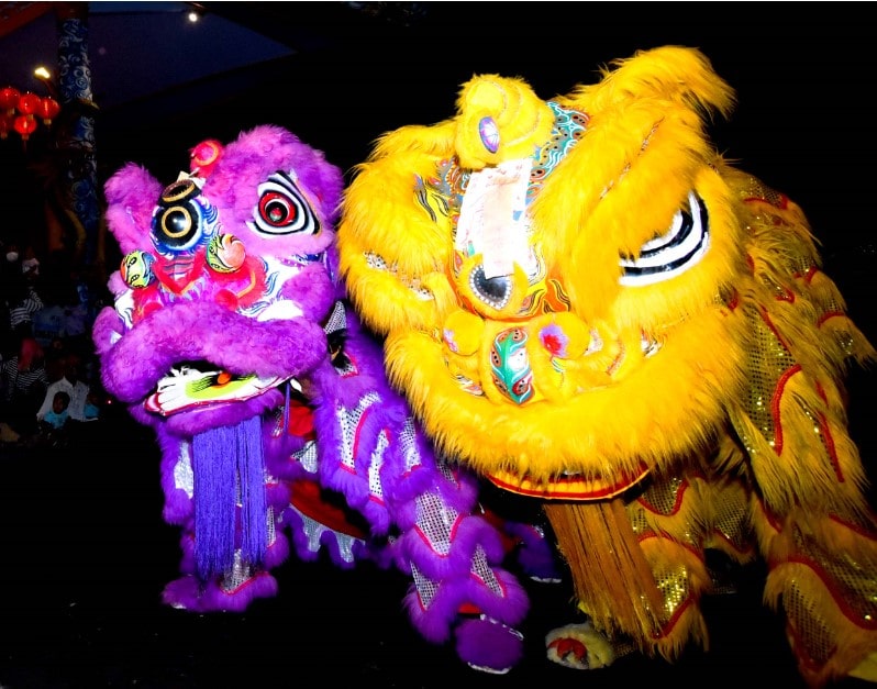 MENGGEMASKAN: Dua barongsai yang masing-masing dimainkan dua orang tampil dalam sebuah acara