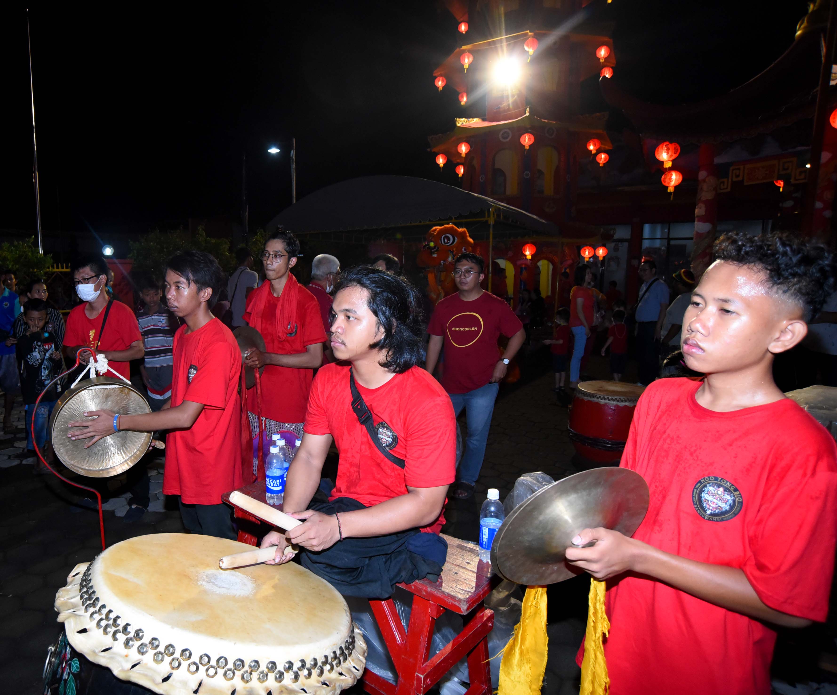 SEMANGAT: Para penabuh kesenian barongsai tampil dalam sebuah acara.