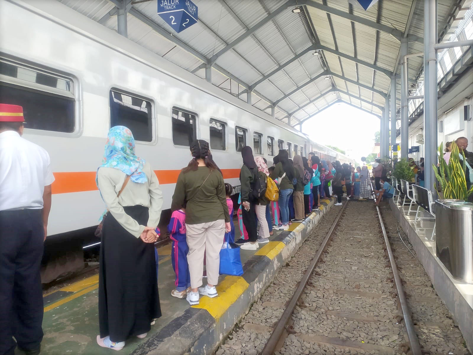 PADAT: Penumpang bergantian memasuki KA Pandanwangi di Stasiun Rogojampi Minggu (11/2).