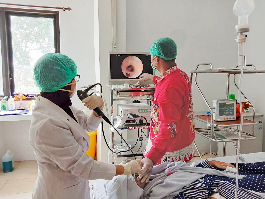 PARU-PARU: dr Ririek Parwita Sari SpP melakukan tindakan bronkoskopi di RSUD Blambangan Banyuwangi.